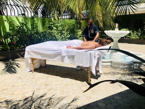 Behandlingsrum för par, kroppsbehandlingar och massage med varma stenar