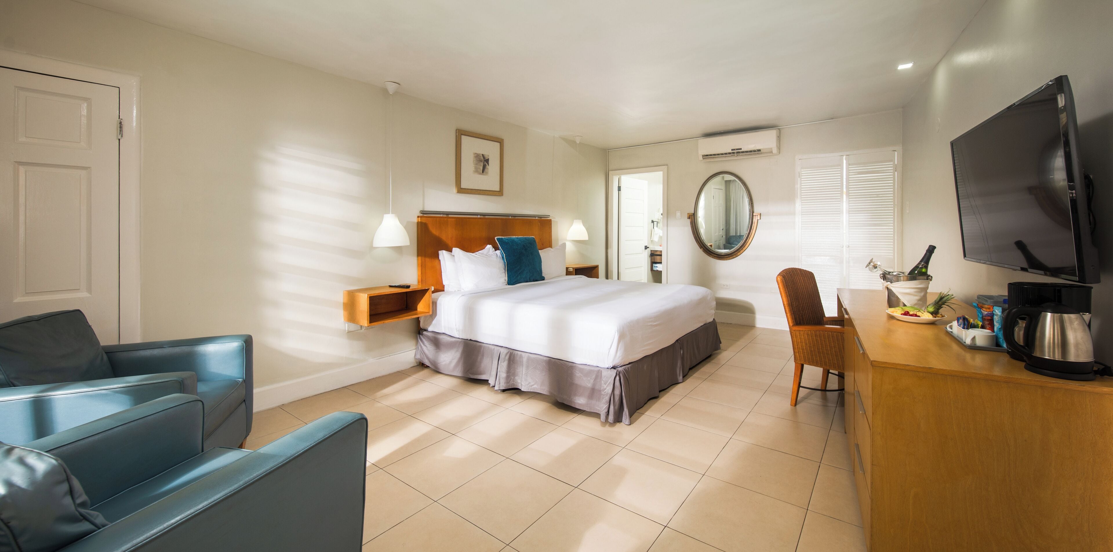 Suite, 1 King Bed | In-room safe, desk, blackout drapes, iron/ironing board