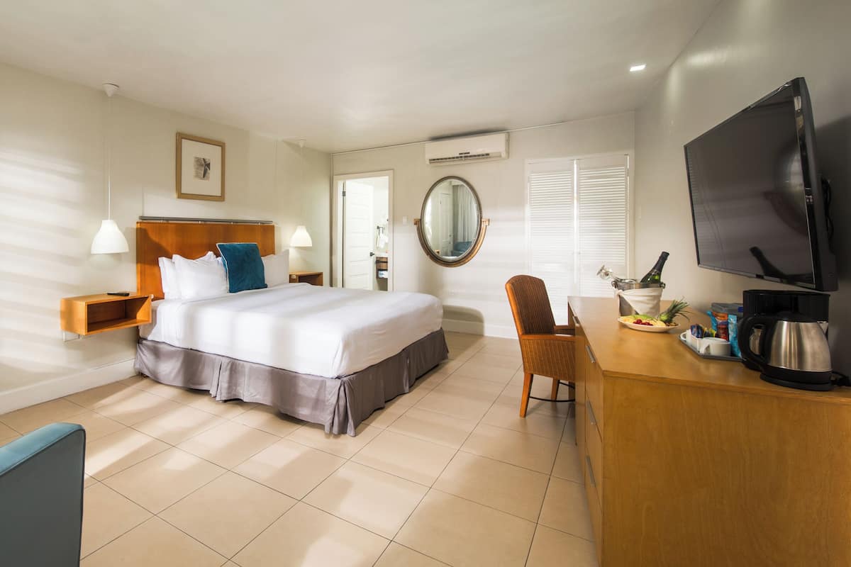 Svit - 1 kingsize-sÀng | 1 sovrum, vÀrdeförvaringsskÄp pÄ rummet och skrivbord