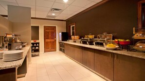 Een moderne keuken met granieten aanrecht, een koffiehoek en verschillende soorten etenswaren.