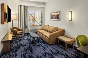 Rom, 1 kingsize-seng med sovesofa (Hearing Accessible) | Oppholdsrom | En 55-tommers Flatskjerm-TV med Parabol-TV samt TV