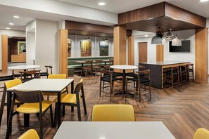 Free daily buffet breakfast  - Fairfield Inn & Suites by Marriott Cedar Rapids North (Cedar Rapids)