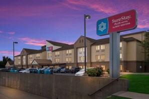 Experience the charm of this traditional hotel, offering comfortable accommodations and convenient parking.