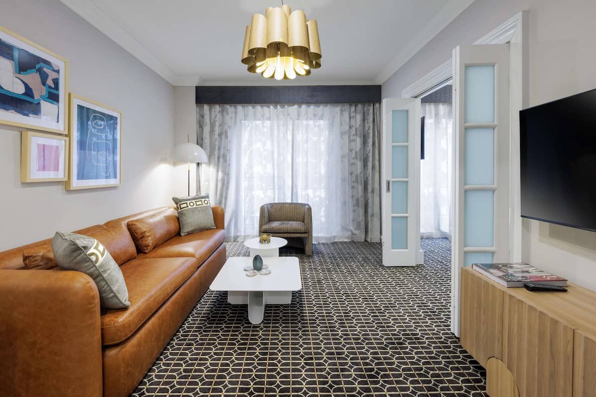 Suite, 1 grand lit (Flinders) | Coffre-fort, bureau, rideaux dâobscurcissement