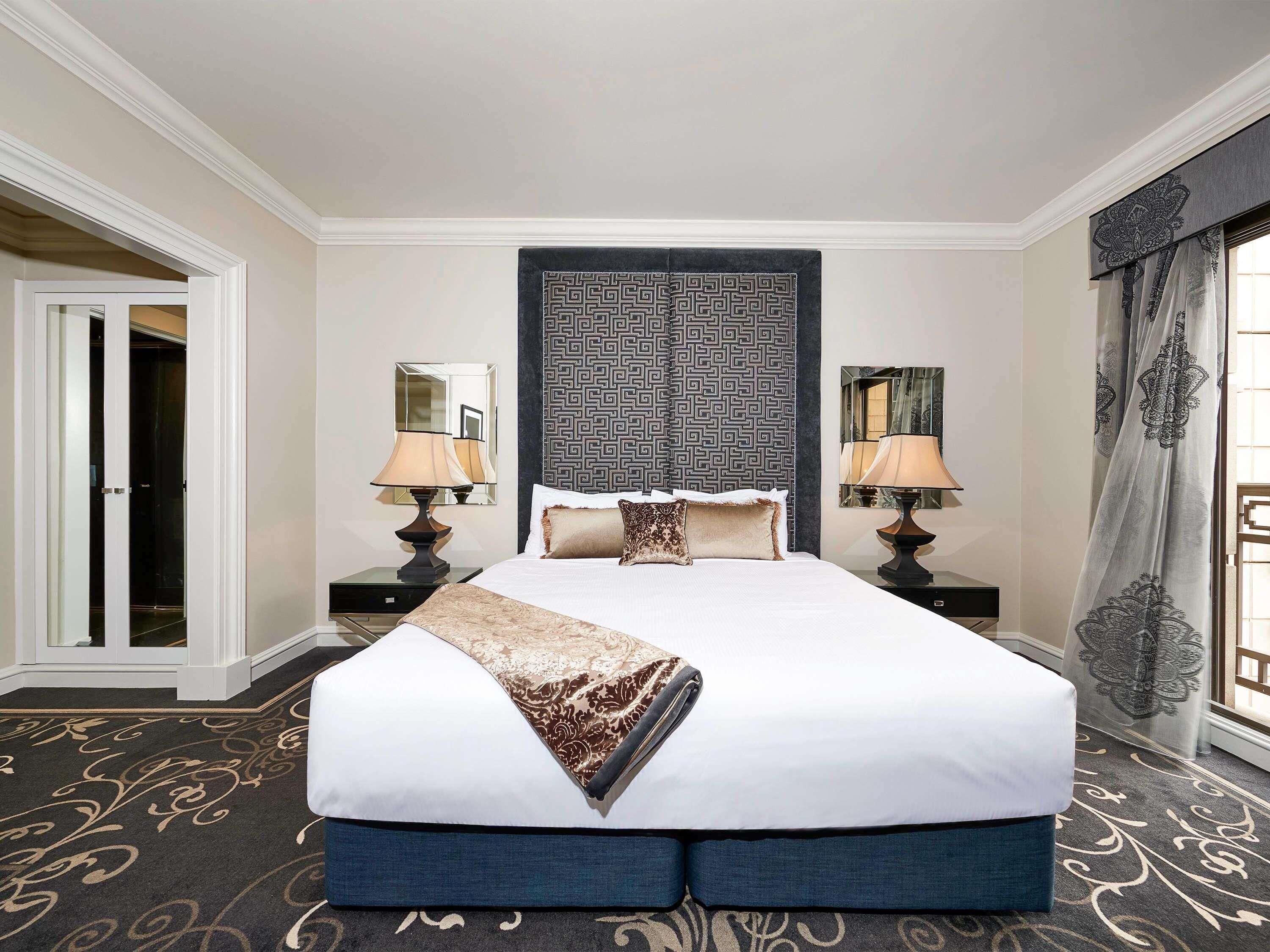 Executive Suite, 1 King Bed with Sofa bed | In-room safe, desk, blackout curtains, iron/ironing board