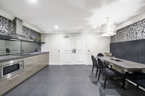 Phòng Suite có thiết kế đặc trưng | Khu vực ăn uống tại phòng