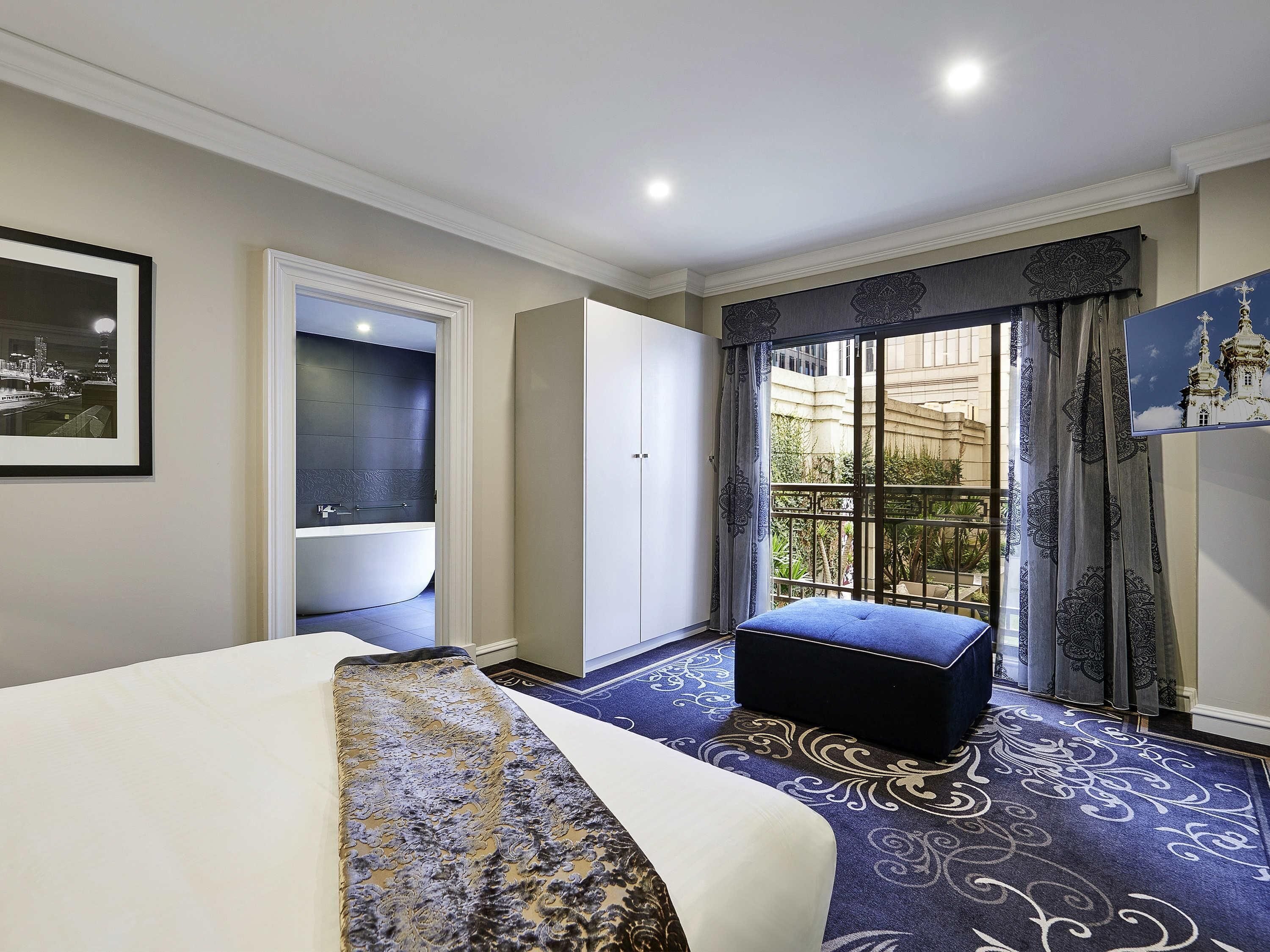 Signature Suite, 1 King Bed with Sofa bed | In-room safe, desk, blackout curtains, iron/ironing board