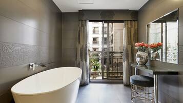 Svit Signature | Badrum | Dusch, regndusch, lyxtoalettartiklar och hårtork