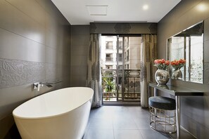 Premium King Suite | Bathroom