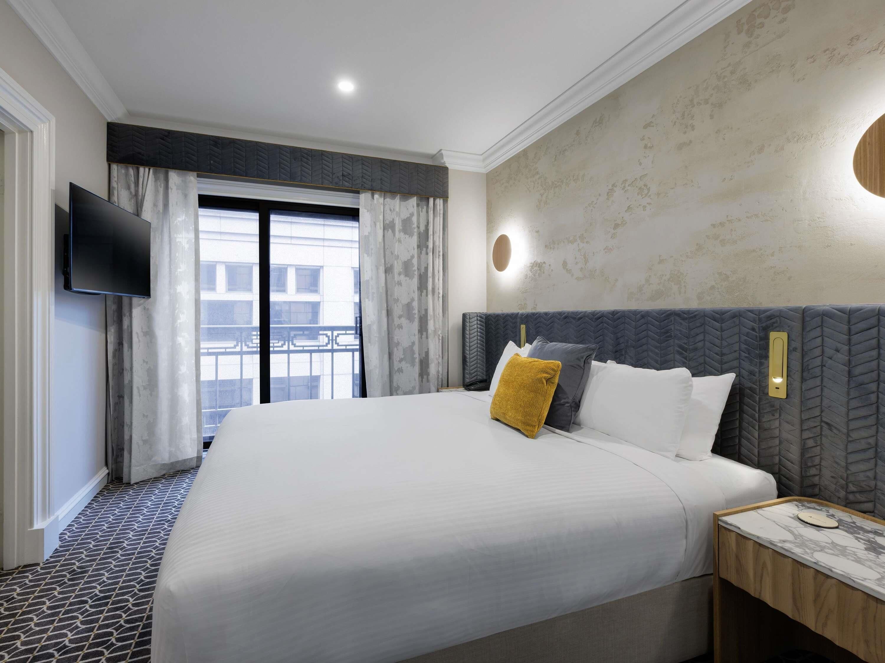 Két bảo mật tại phòng, bàn, màn/rèm cản sáng, bàn ủi/dụng cụ ủi quần áo 