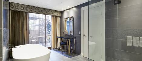 Appartement, 2 chambres | Salle de bain | Douche, douche cascade, articles de toilette griffés, séchoir à cheveux