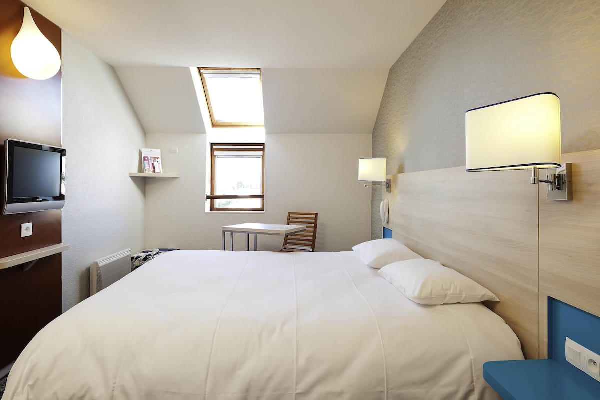 Habitación doble estándar, 1 cama matrimonial | Ropa de cama de alta calidad y cortinas blackout