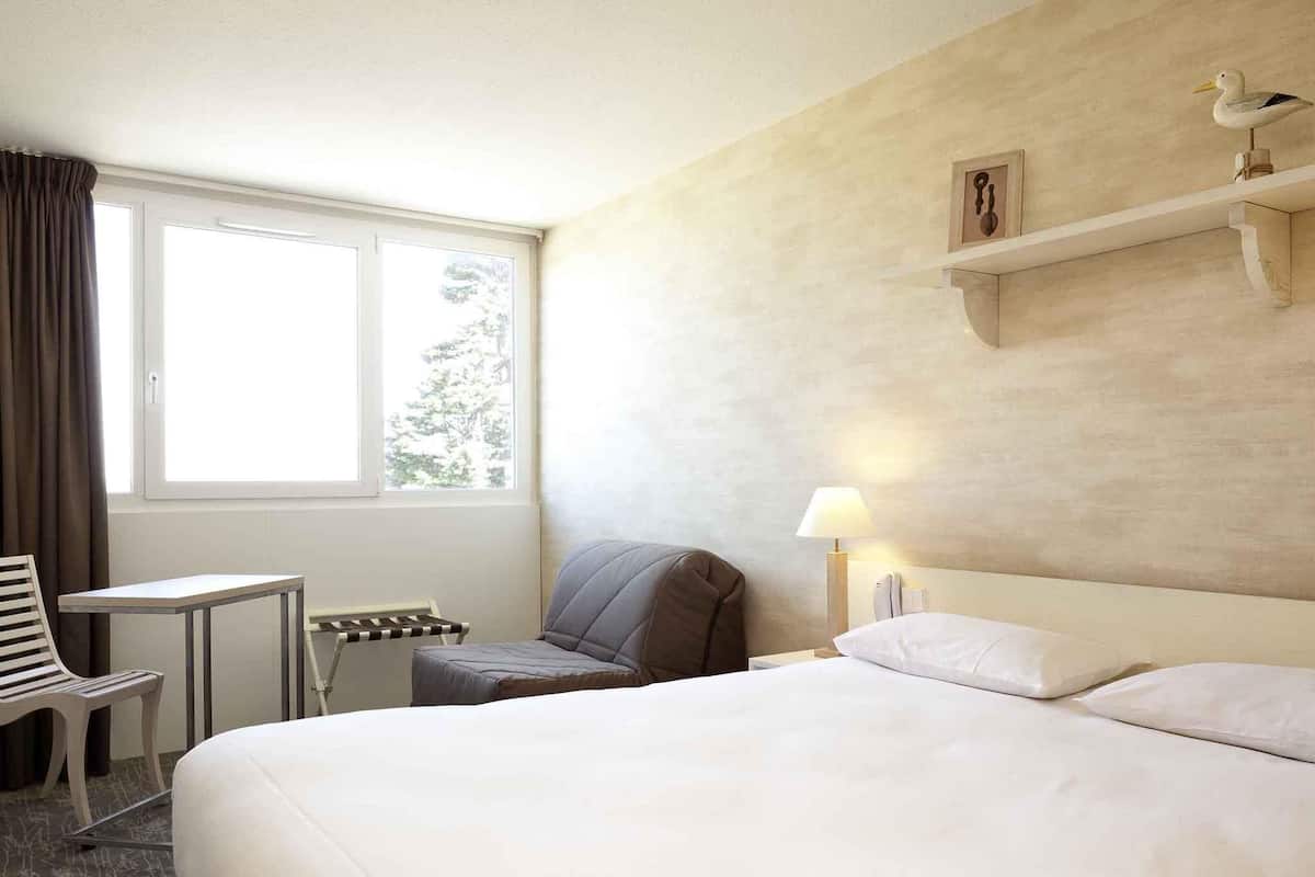 Premium bedding, blackout curtains, iron/ironing board