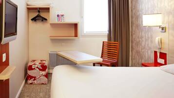 Kamar Double Standar, 1 Tempat Tidur Double | Seprai premium, tirai kedap cahaya, dan setrika/meja setrika