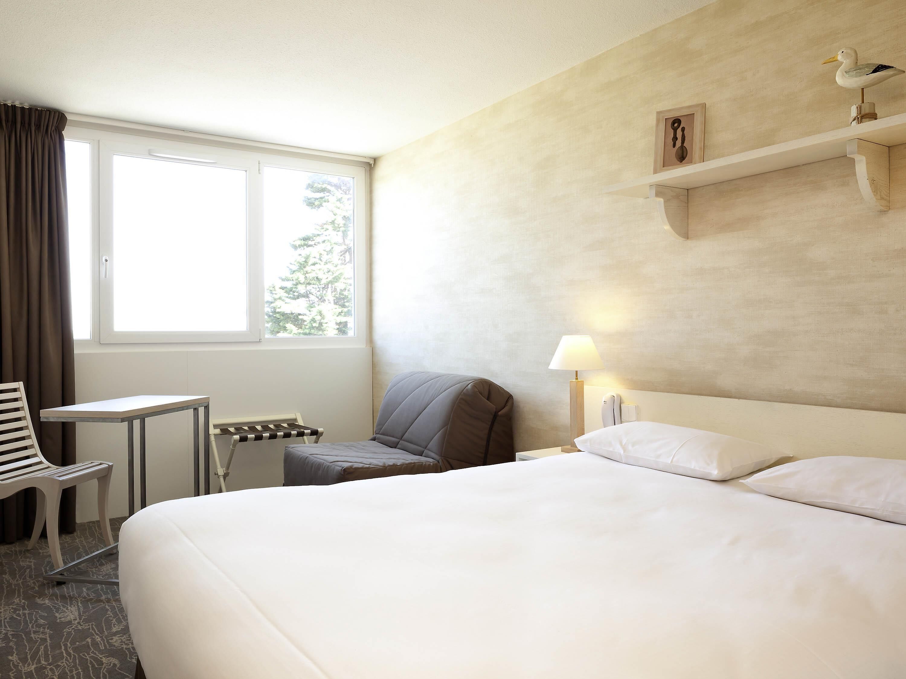 Luxe beddengoed, verduisterende gordijnen, een strijkplank/strijkijzer