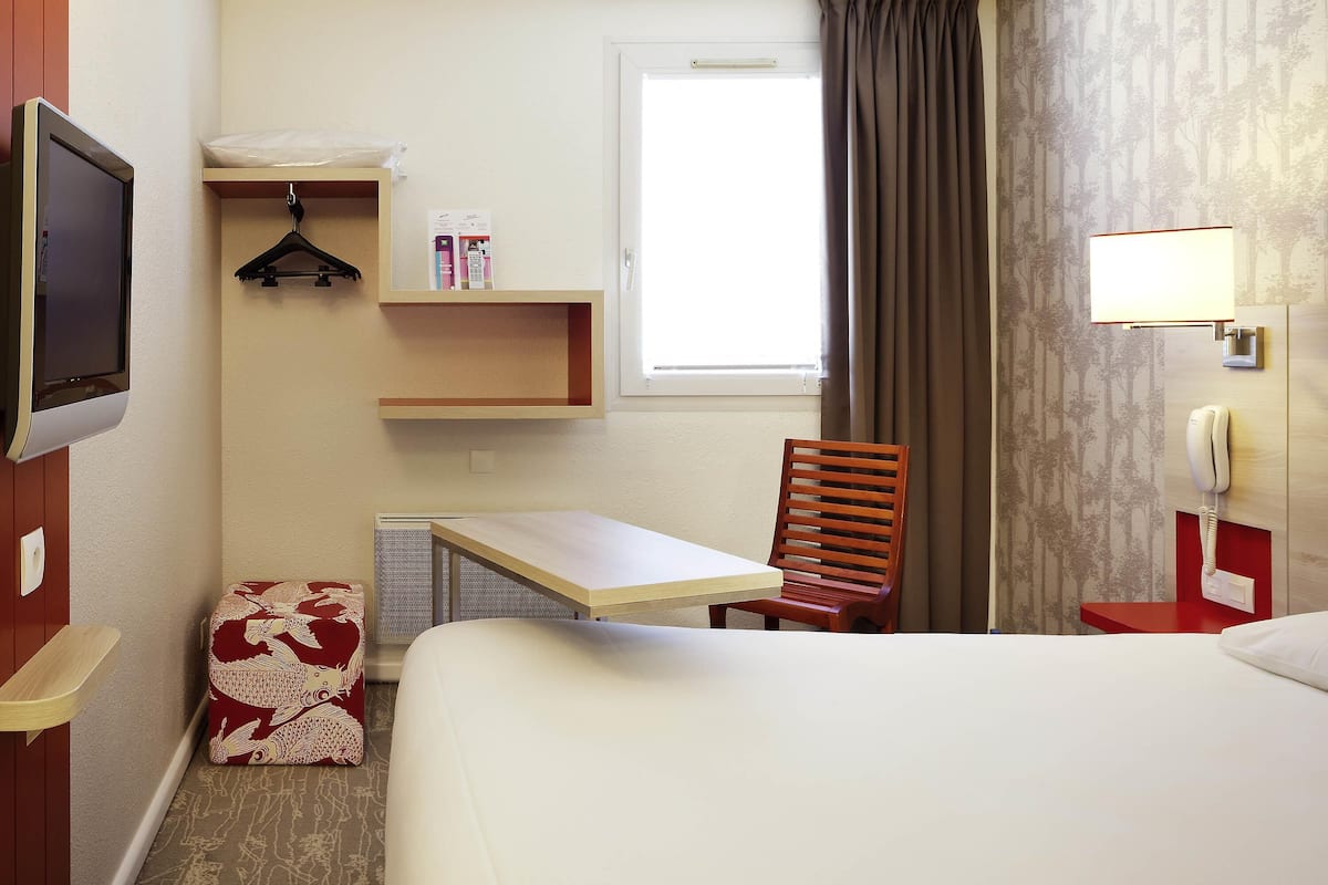 Premium bedding, blackout curtains, iron/ironing board