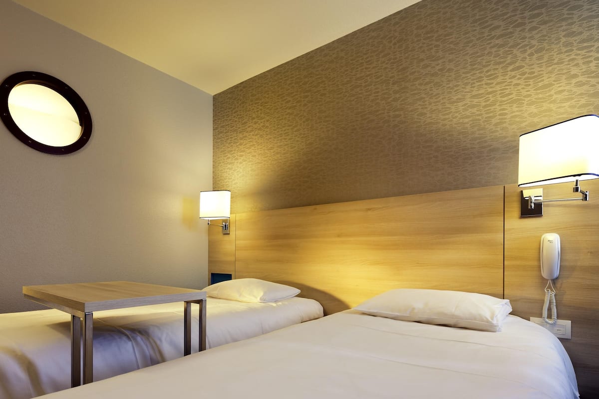 Standaard kamer, 2 eenpersoonsbedden | Luxe beddengoed, verduisterende gordijnen, een strijkplank/strijkijzer