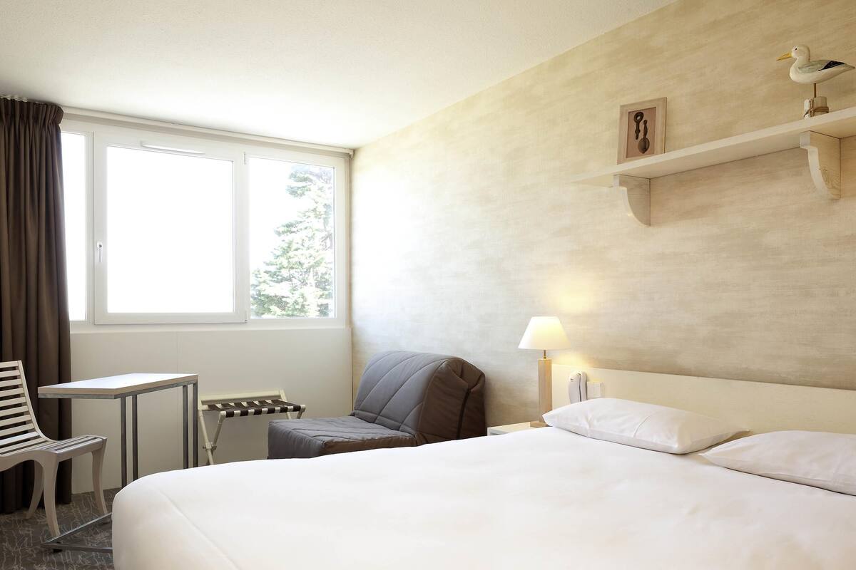 Luxe beddengoed, verduisterende gordijnen, een strijkplank/strijkijzer