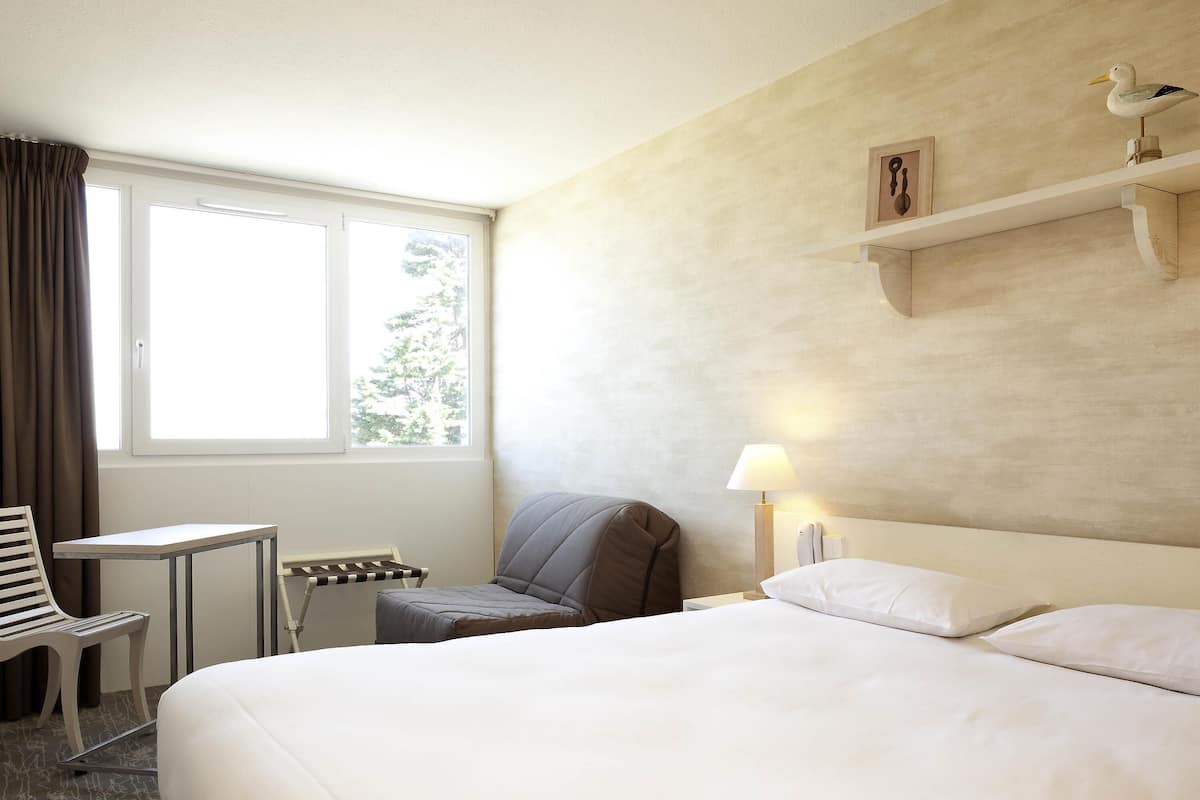 Premium bedding, blackout curtains, iron/ironing board