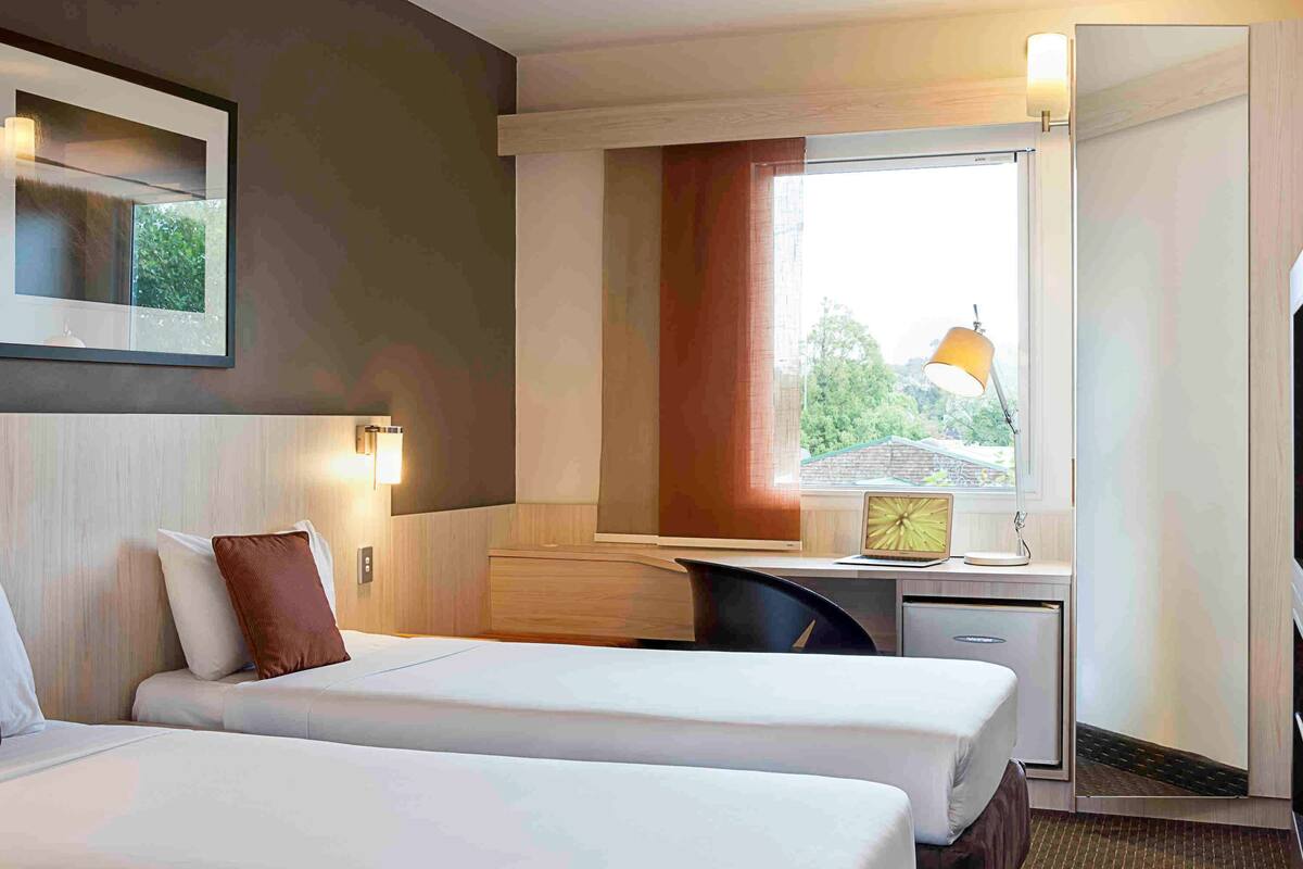 Standard Room, 2 Twin Beds | Hypo-allergenic bedding, desk, soundproofing, iron/ironing board