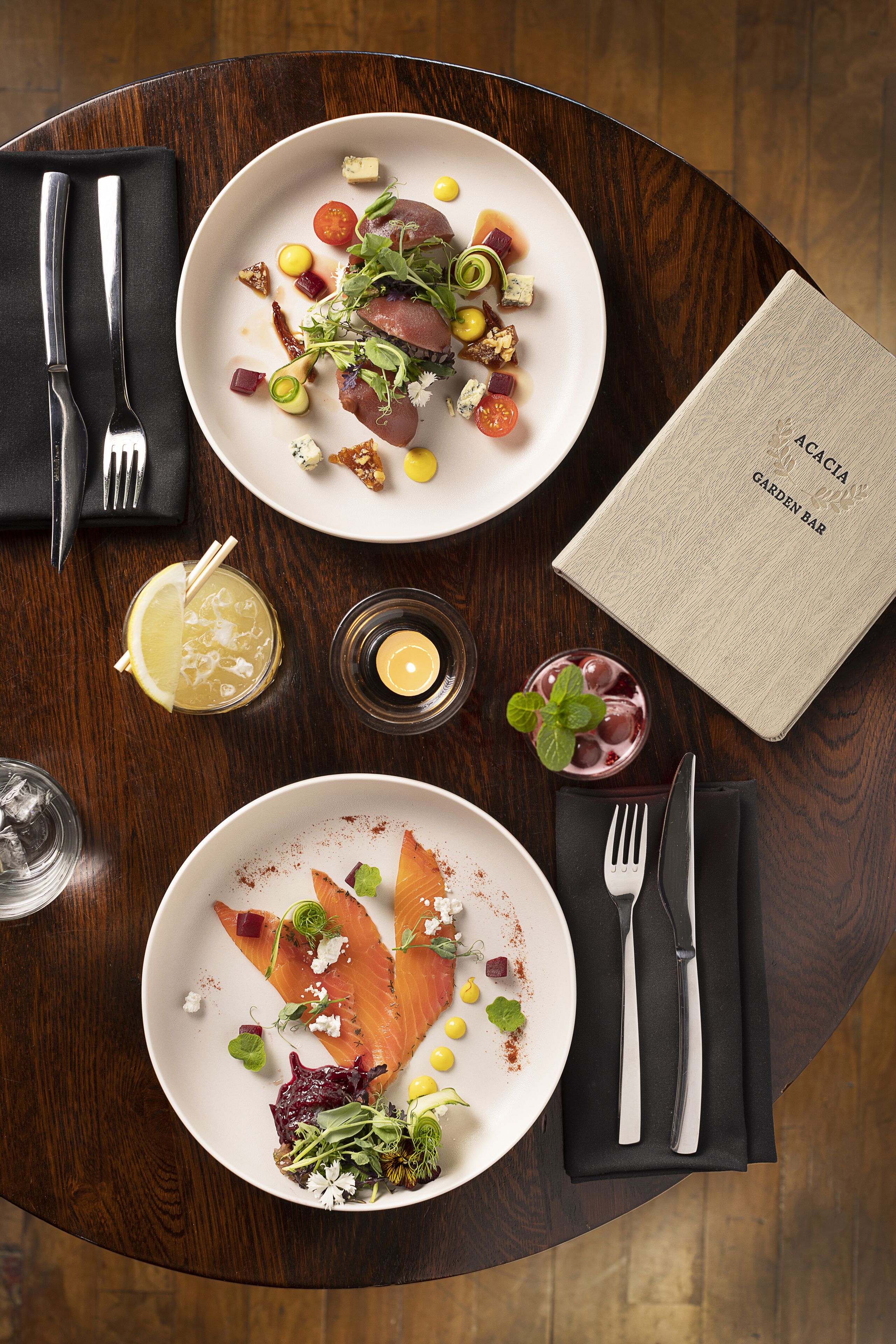 breakfast, dinner served; international cuisine, al fresco dining