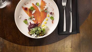 Se sirven desayunos y cenas, restaurante con mesas al aire libre