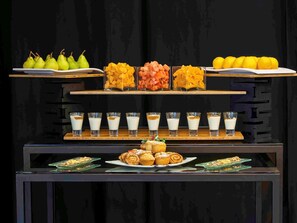 Se sirven desayunos y cocina internacional (con mesas al aire libre) 