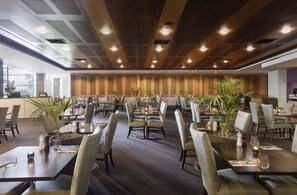 Phục vụ bữa sáng, món ăn mang phong cách quốc tế, dùng bữa ngoài trời 