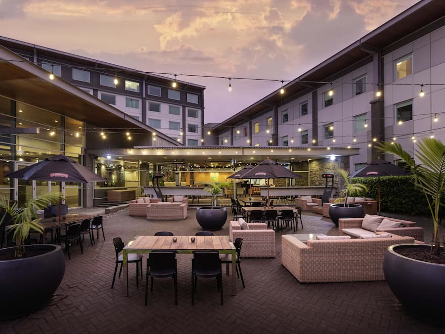 Breakfast, dinner served; international cuisine, alfresco dining