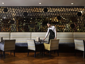 Déjeuner et souper servis sur place, restaurant en plein air