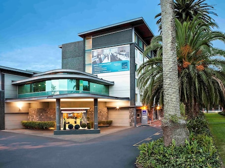 Exterior. ibis Auckland Ellerslie