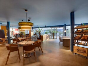 Daily buffet breakfast (CHF 32 per person)