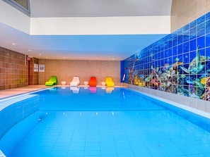 Innenpool, geöffnet von 08:00 Uhr bis 23:00 Uhr, Liegestühle