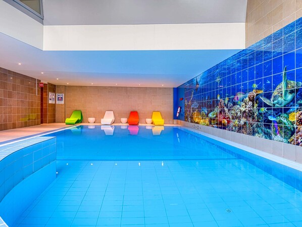 Innenpool, geöffnet von 08:00 Uhr bis 23:00 Uhr, Liegestühle