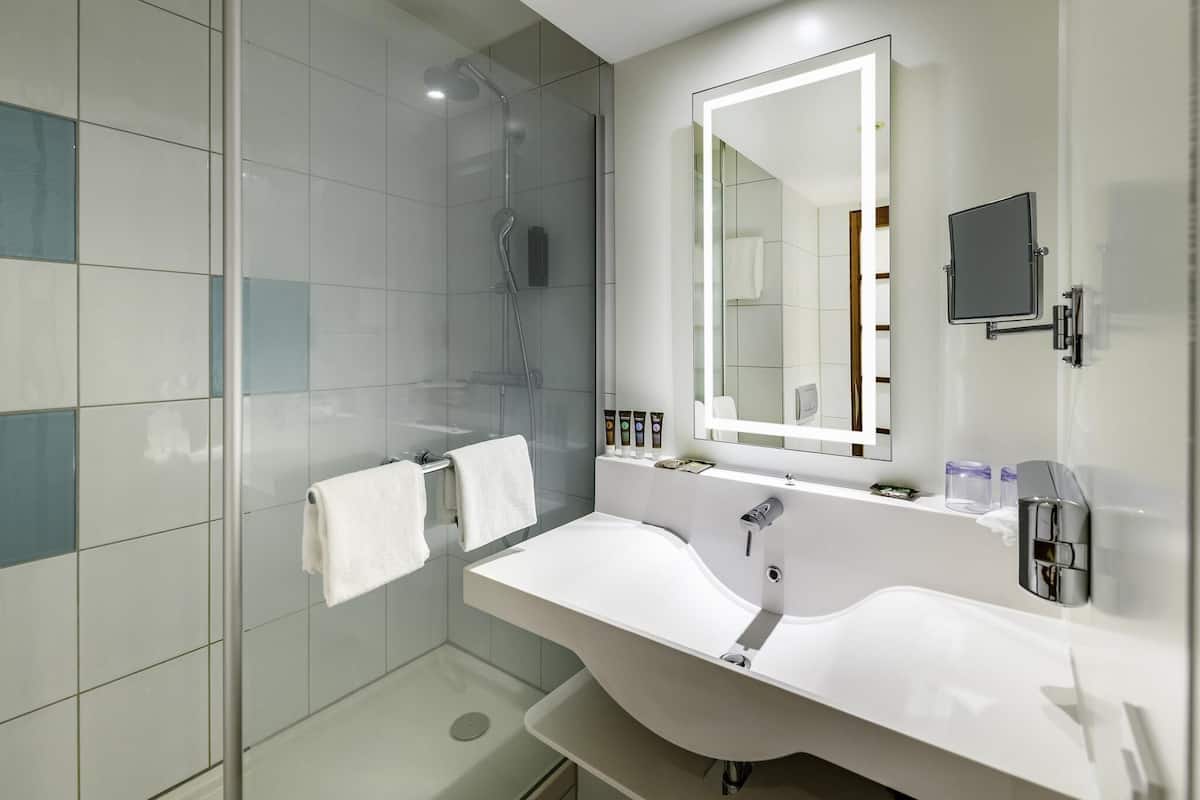 Chambre supérieure, 1 grand lit | Articles de minibar gratuits, coffre-fort, bureau