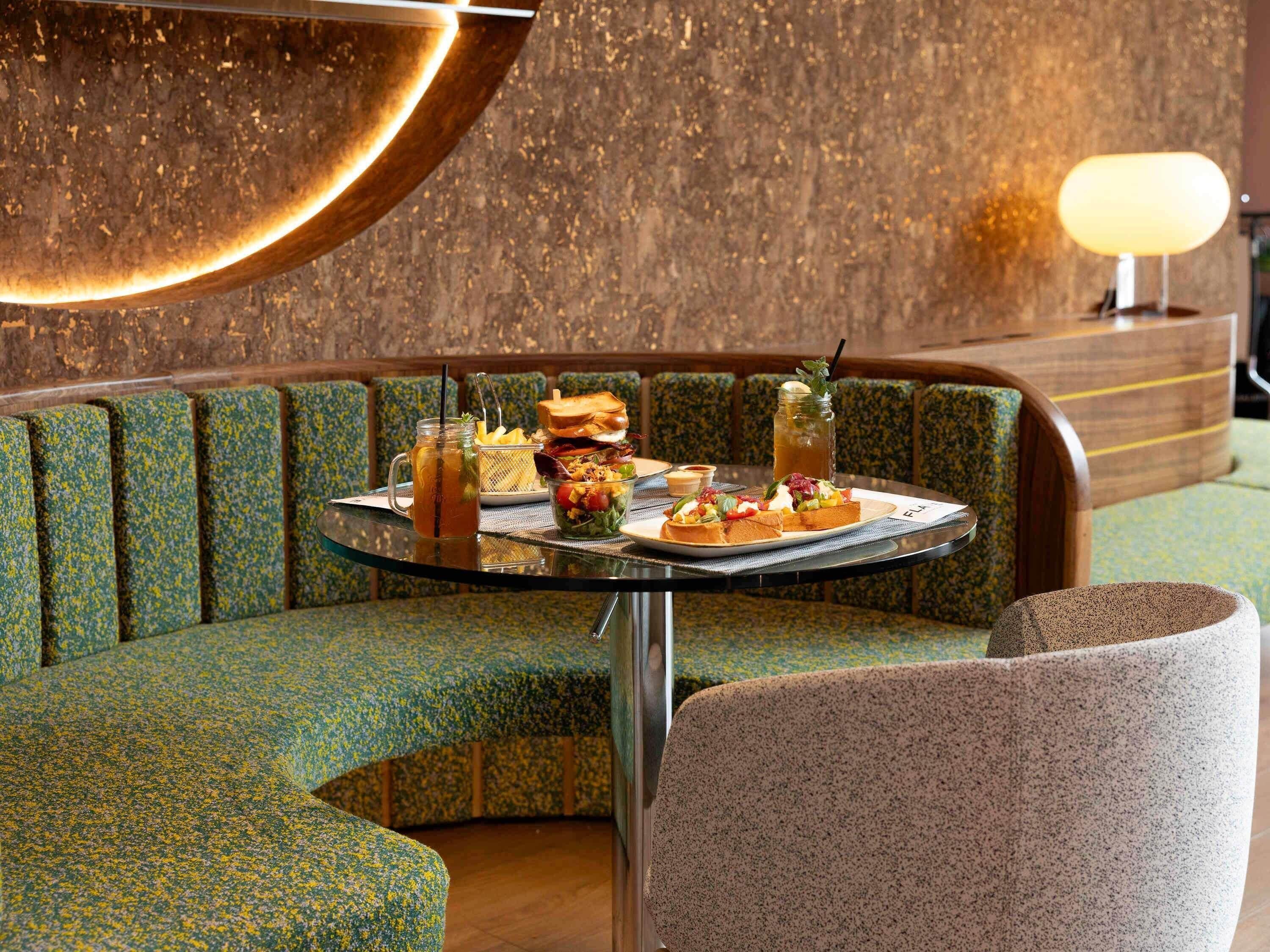 早餐，供應午餐和晚餐