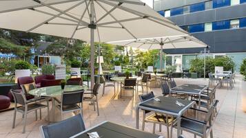 Melayani sarapan, makan siang, dan makan malam