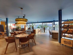 Desayuno buffet todos los días (CHF 32 por persona) 