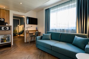 Phòng Suite, 1 giường đôi | 1 phòng ngủ, minibar với thức uống miễn phí, két bảo mật tại phòng, bàn 