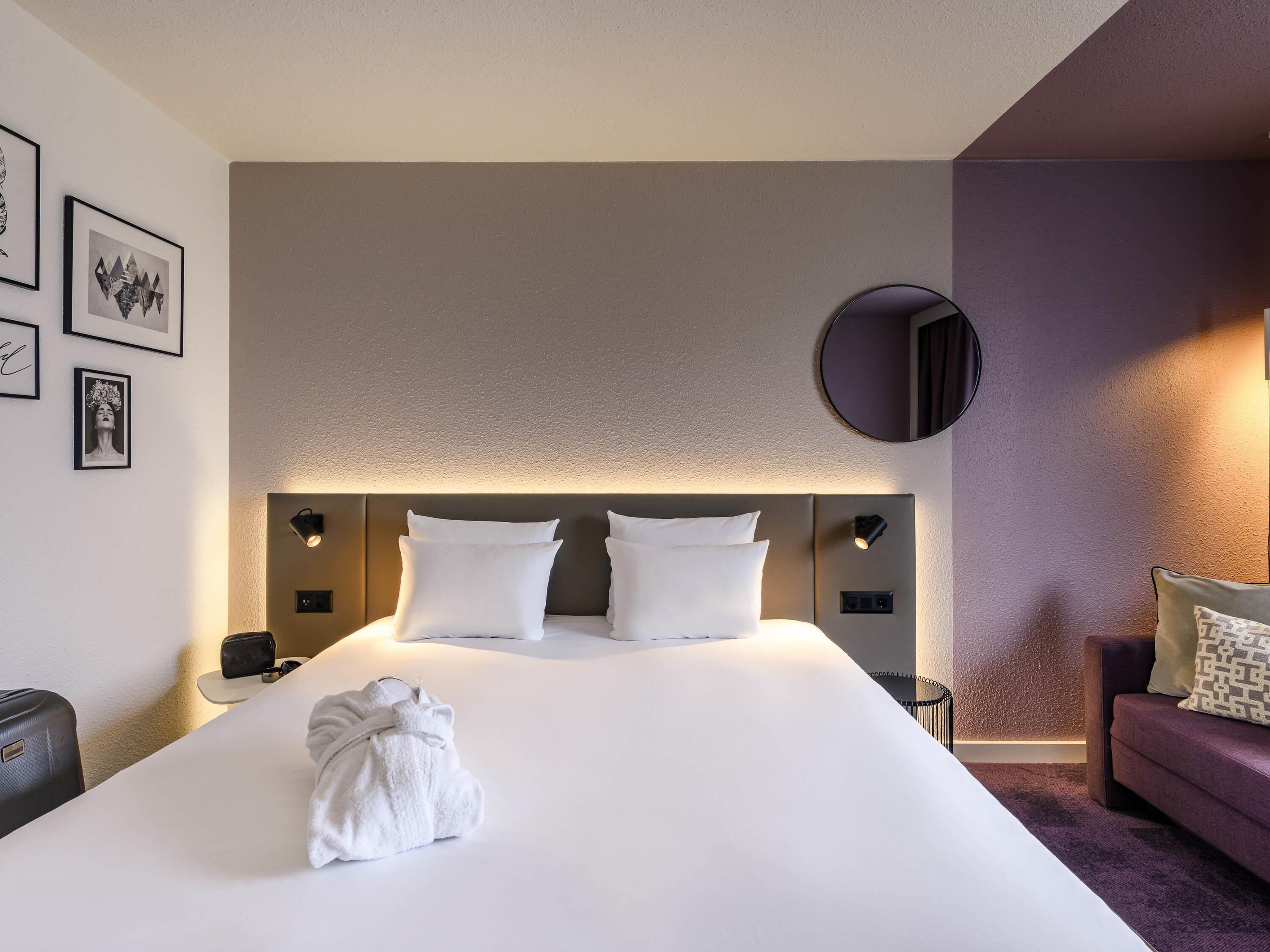 Executive Room, 1 Queen Bed with Sofa bed | Free minibar, in-room safe, desk, laptop workspace