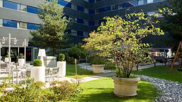 Breakfast, lunch and dinner served