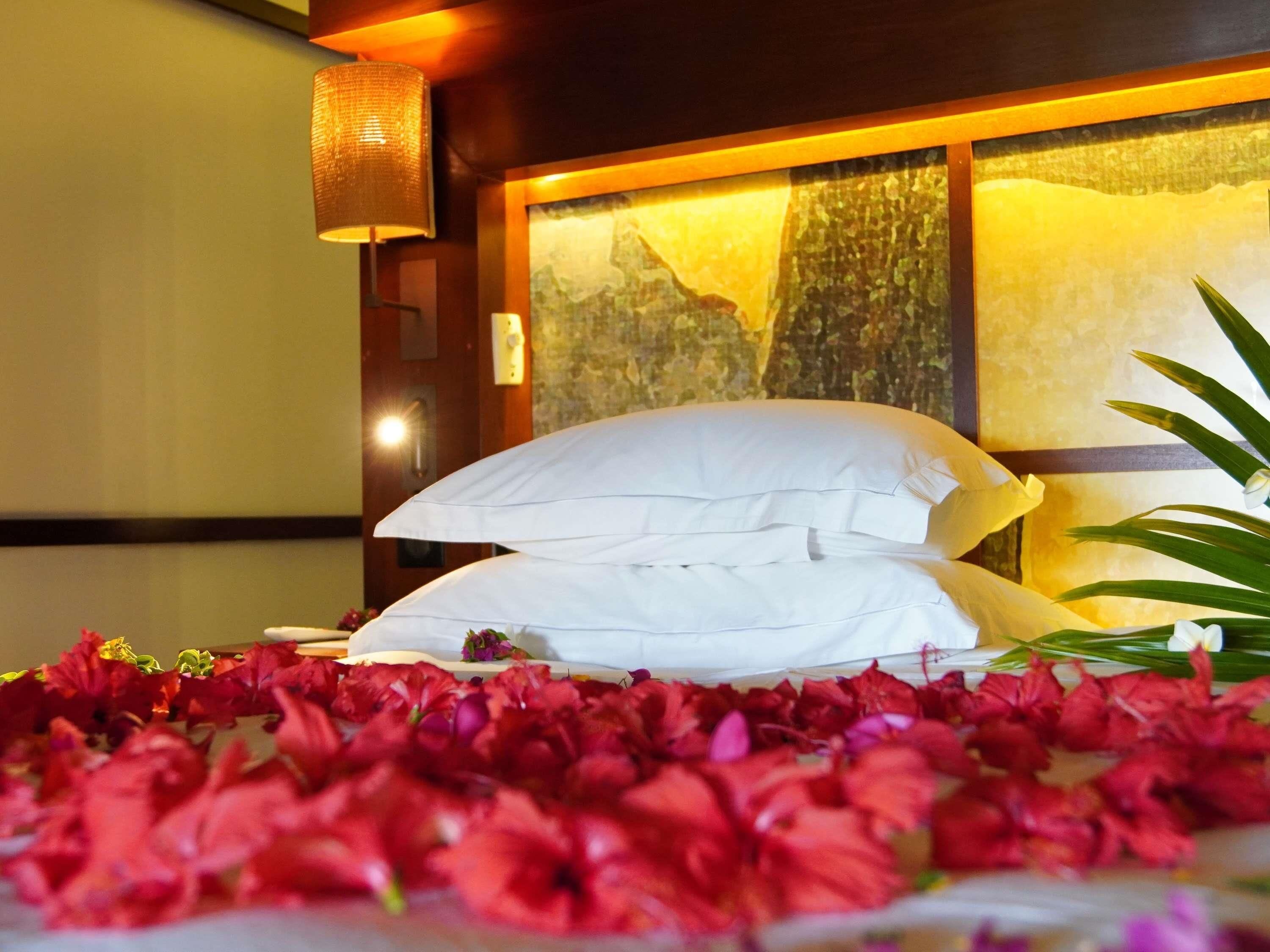 Seprai premium, bantalan ekstra lembut, minibar gratis, dan brankas