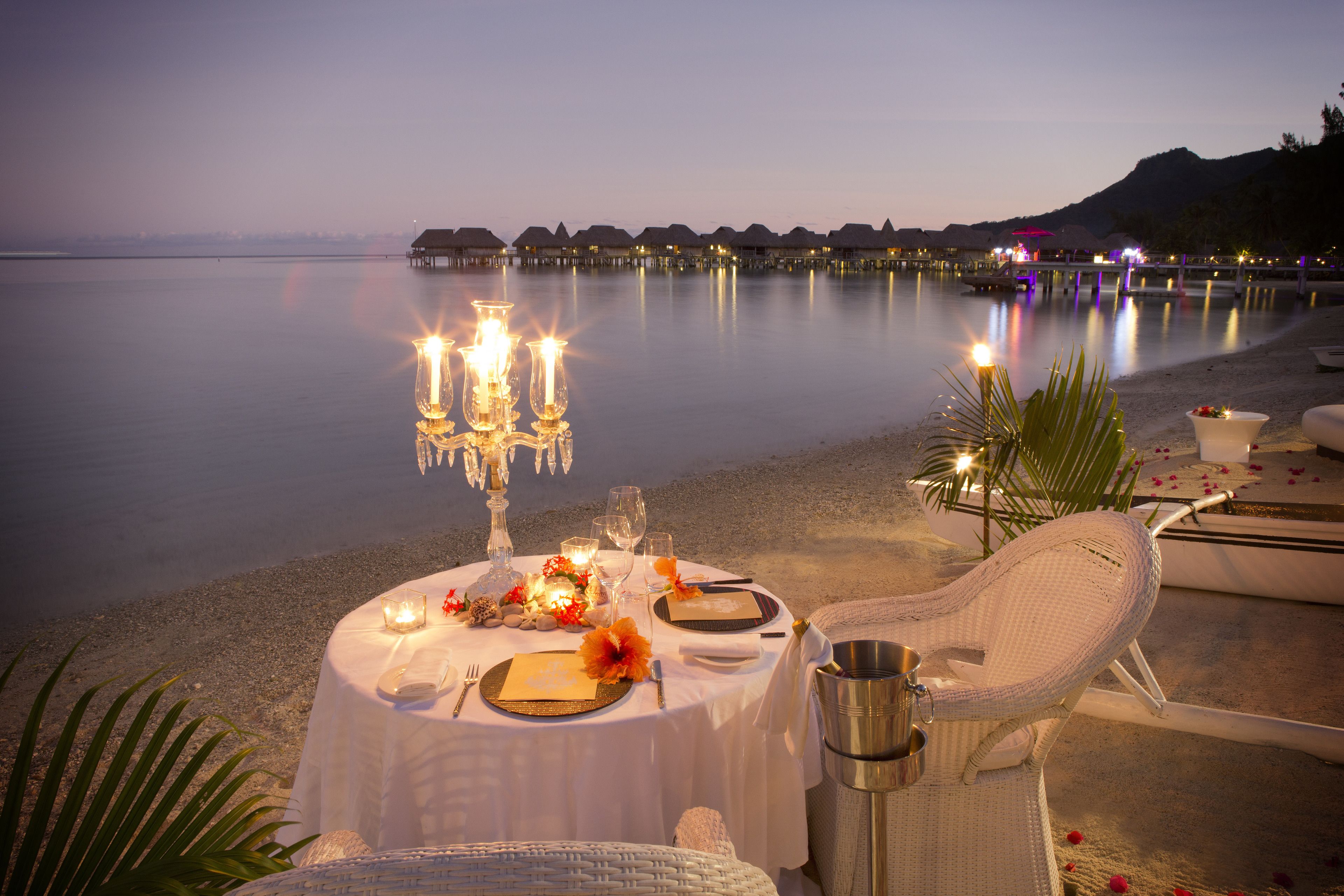 2 restaurants, breakfast served