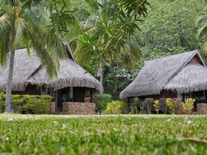 Bungalow Cao cấp, 1 giường cỡ king, quang cảnh vườn | 1 phòng ngủ, bộ đồ giường cao cấp, nệm có lớp đệm bông 