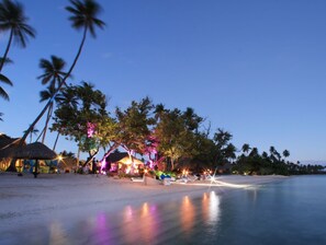 Cocktail bar, beach views, open daily