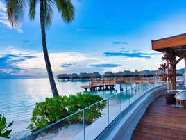 2 restaurantes, se sirve desayuno 