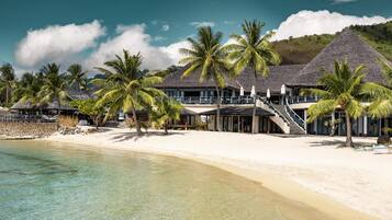 Privat strand, solstolar, parasoller och strandhanddukar