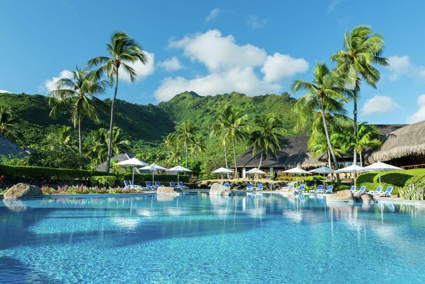 Outdoor pool, pool umbrellas, sun loungers - Hilton Moorea Lagoon Resort and Spa (Moorea-Maiao)