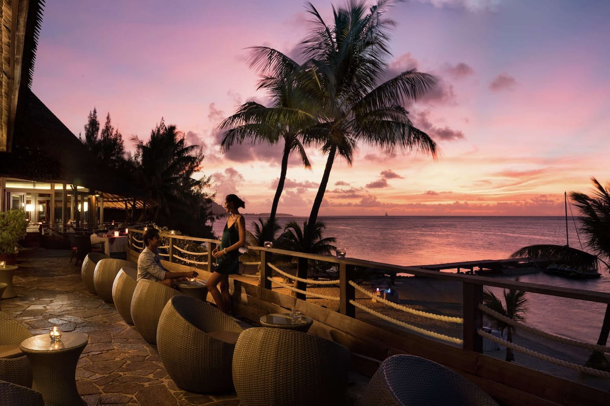 2 bars/lounges, poolside bar, beach bar