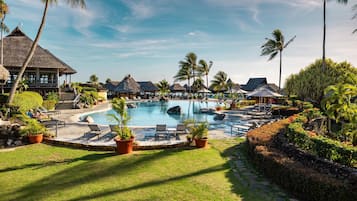 Piscina a l'aire lliure, para-sols i gandules